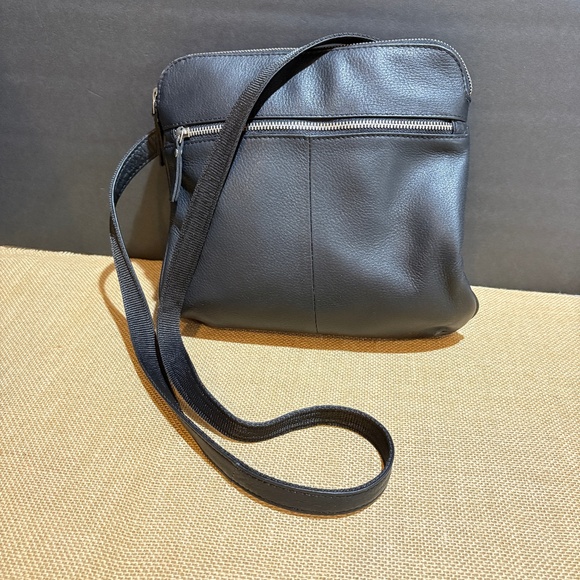 Rowallan of Scotland Genuine Leather Convertible Crossbody Backpack 11.5" X 10" - Picture 1 of 16